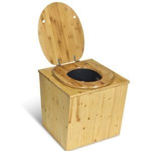 Auf dem Foto ist eine Trockentrenntoilette aus Holz zu erkennen. Der Deckel der recht quadratischen Toilette ist offen.