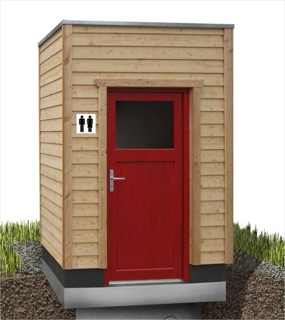 Das Toilettenhaus LÄRCHE: Einfache und schlichte Holzoptik mit einer roten Türe. Die Türe besitzt ein Fenster.