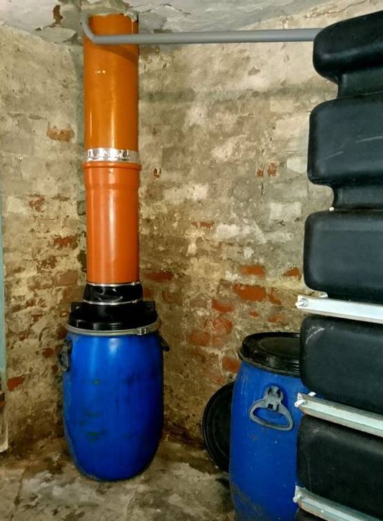Auf dem Foto ist ein 60 Liter Weithalsfass in einem Keller unter einem TTC MINERAL angeschlossen. Daneben steht ein Ersatzfass und ein Urintank.